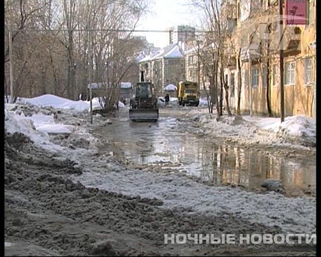 Не опять, а снова. В Екатеринбурге - очередное коммунальное ЧП: холодной водой затопило дорогу и несколько домов